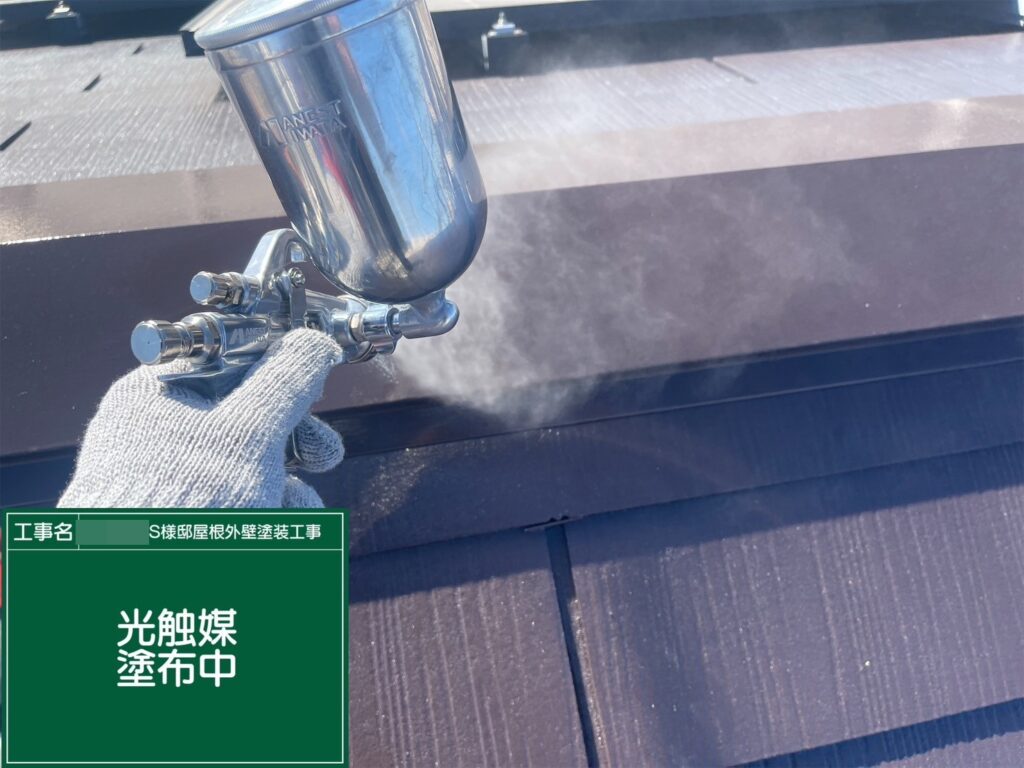 付帯部全体に仕上げ材のクリスタルシーズンtgを塗布します。